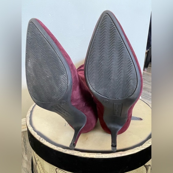 Isaac Mizrahi ladies suede slouch heel boots. Wine size 6 - Picture 9 of 13